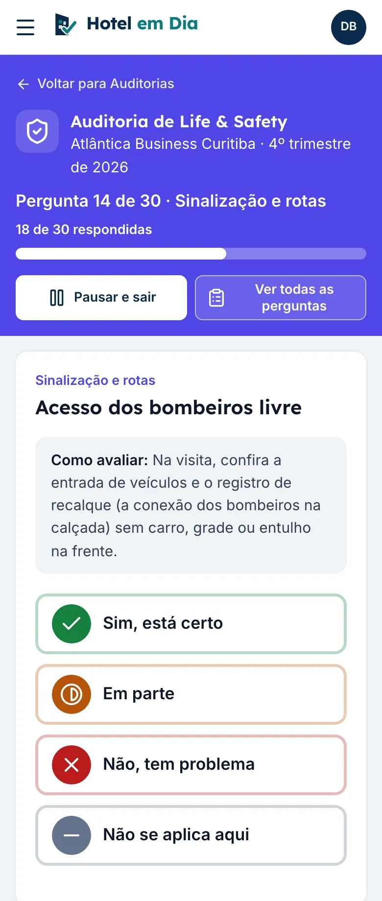 Auditoria de Life & Safety no celular, uma pergunta por vez, com a orientação de como avaliar e as respostas Sim, Em parte e Não